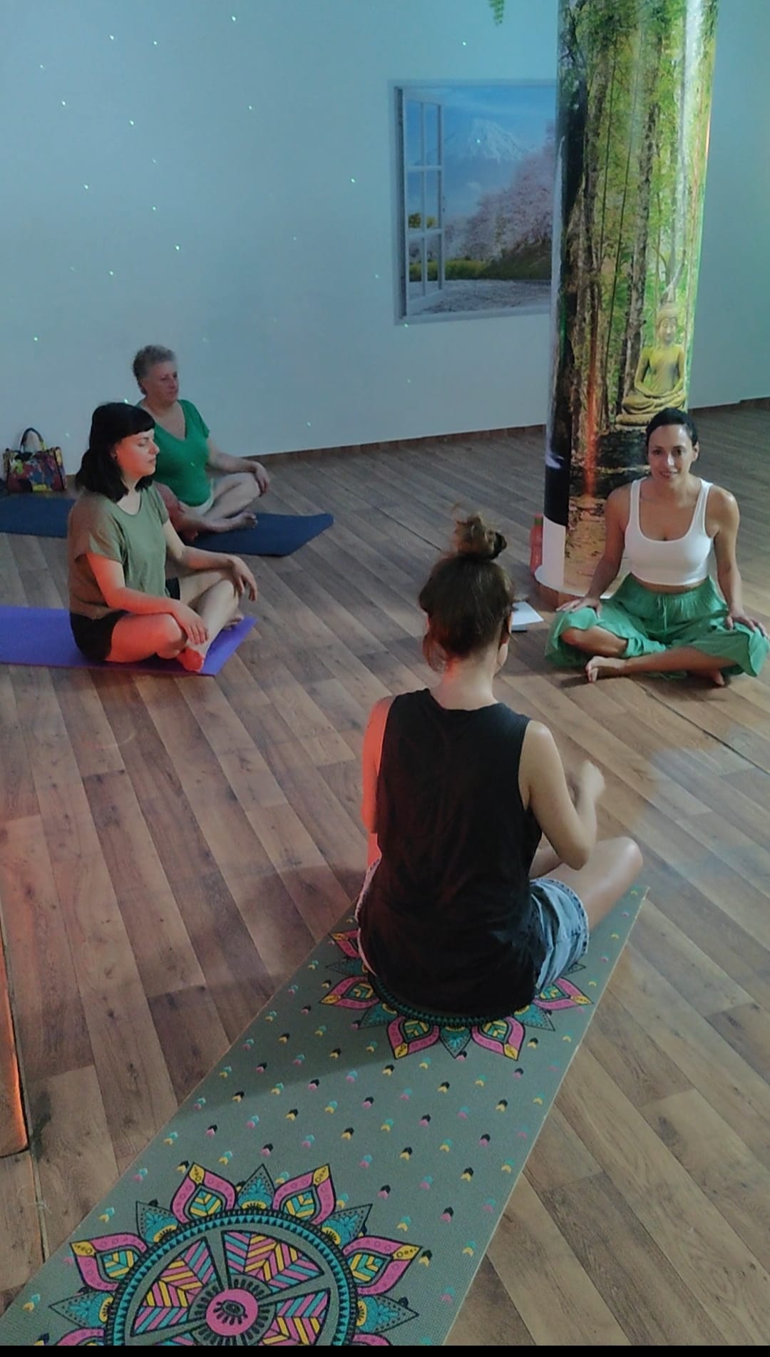 Amelia acompañando un encuentro grupal en un espacio de bienestar